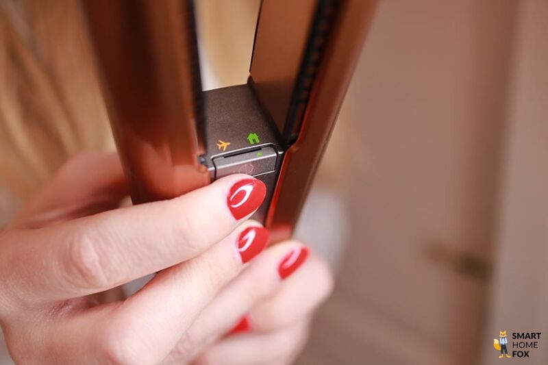 Man sieht den Clip zur Flugsicherung am Dyson Corrale.